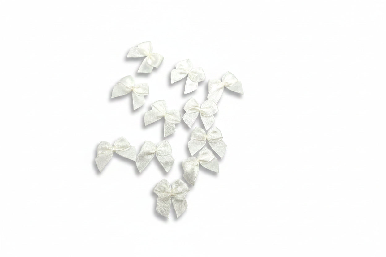 Witte satijnen strikje 25mmx20mm per 100 stuks